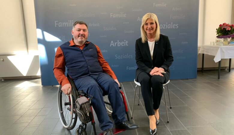 Der Bayerische Behindertenbeauftragte Holger Kiesel und Sozialministerin Ulrike Scharf